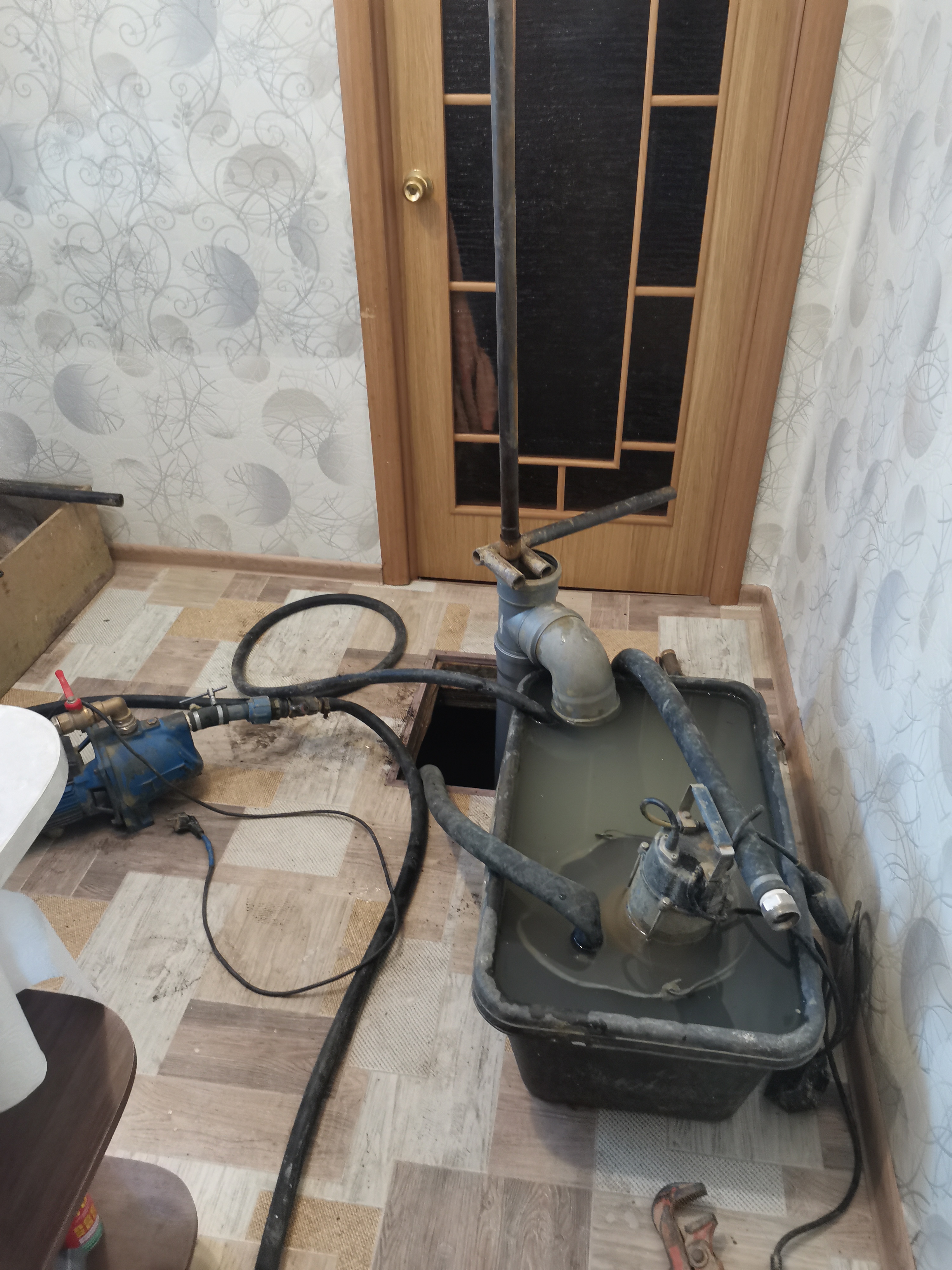 Процесс бурения абиссинской скважины внутри помещения